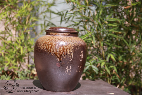 建水紫陶柴烧茶叶罐与普洱茶
